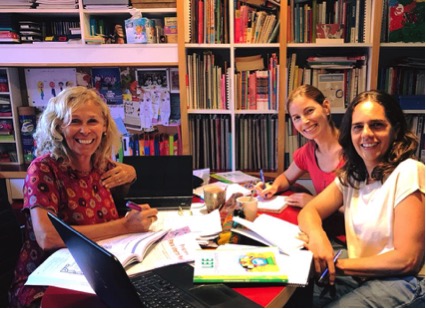 Luciana Buonsanti, Ana Inés Rossi y Bárbara Gottheil, trabajando en la preparación a medida para cada capacitación o asesoramiento en escuelas.